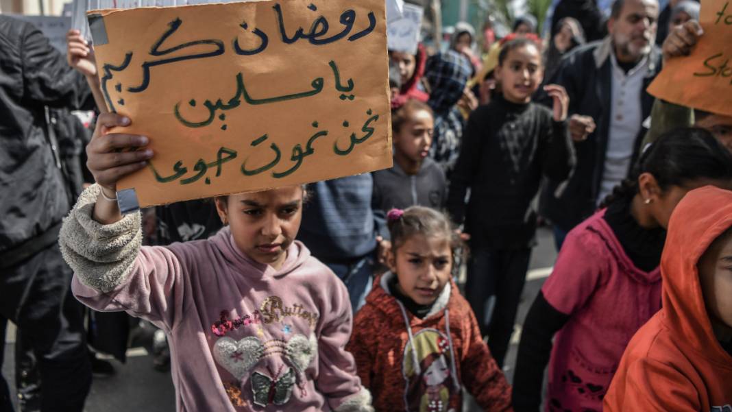 152 gündür felaketi yaşıyorlar: Gazzeli çocuklardan 'ölüyoruz' protestosu 2